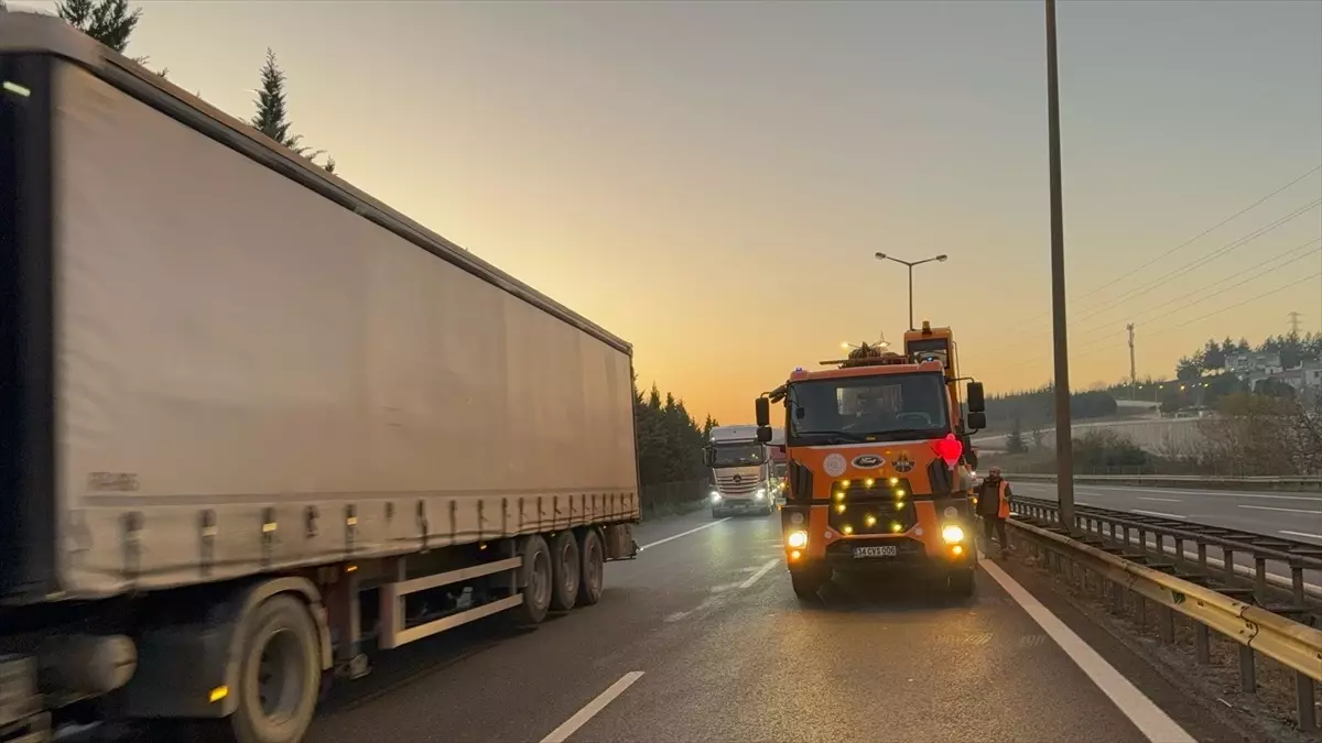 Anadolu Otoyolu\'nda Tır Çarpışması: Ulaşımda Aksama