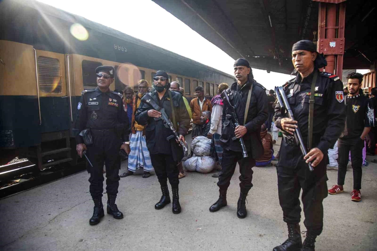 Bangladeş\'te Tren Yangınında 4 Kişi Hayatını Kaybetti