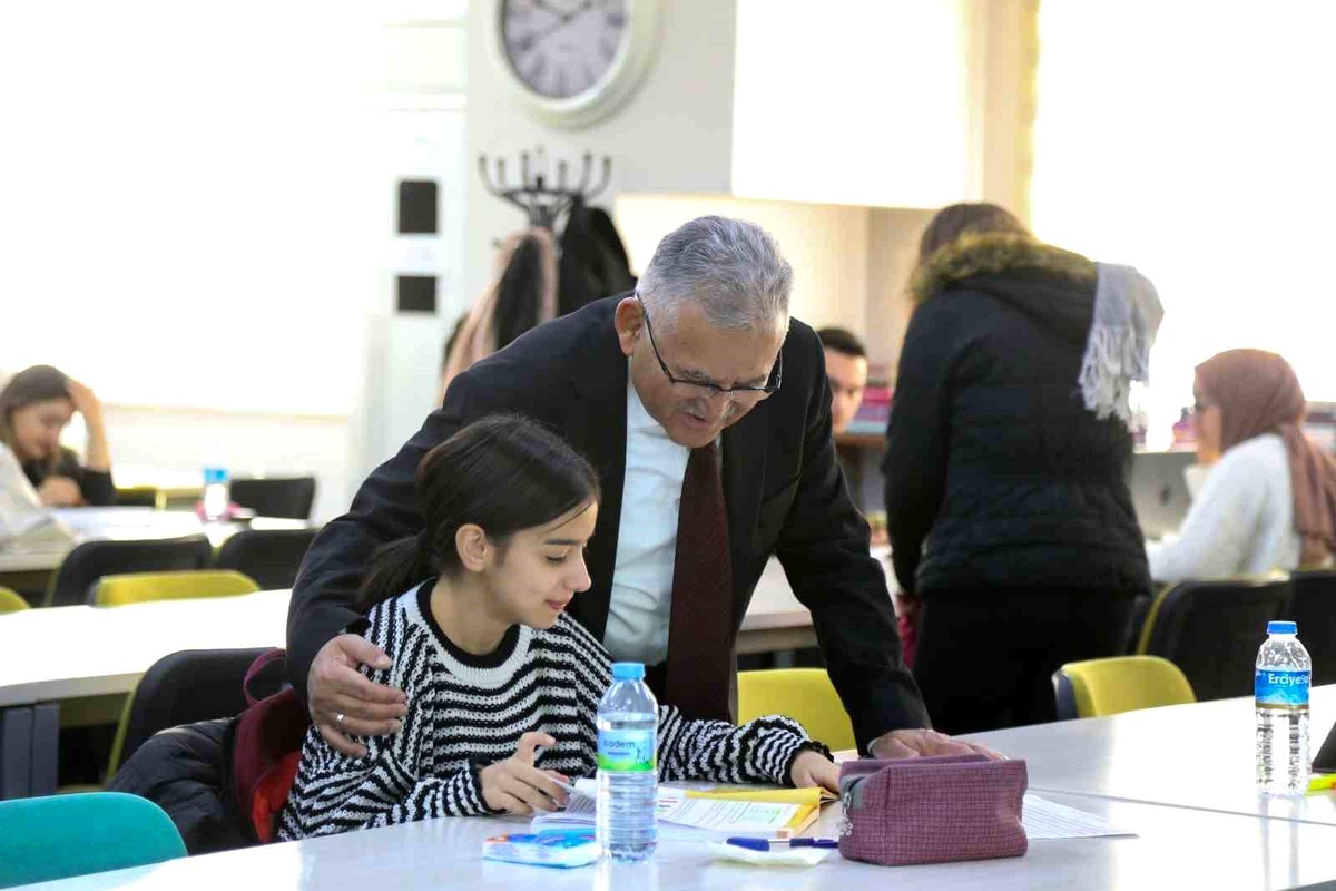 Kayseri Büyükşehir Belediye Başkanı Gençlerle Sohbet Etti