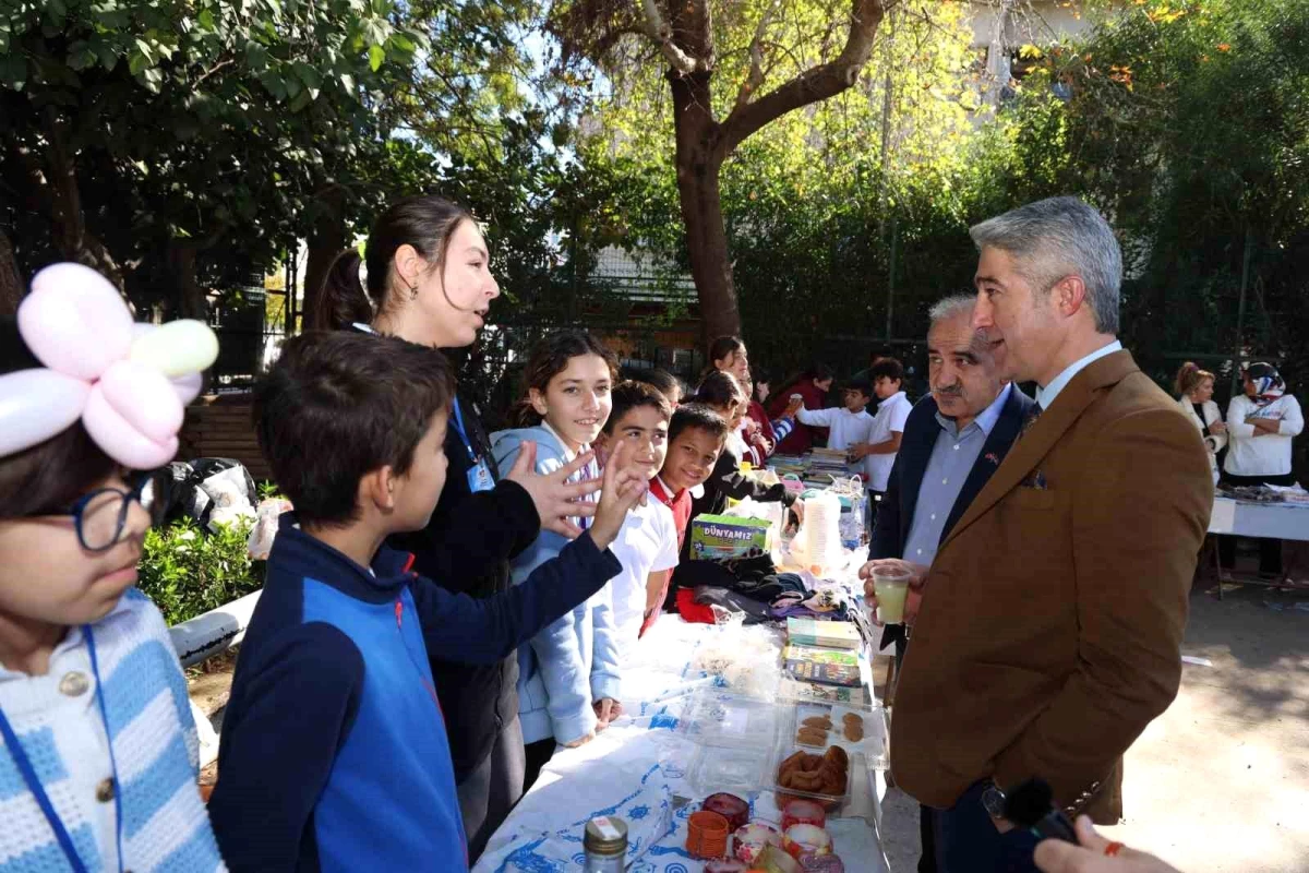 Marmaris Belediye Başkanı Mehmet Oktay, okul yararına düzenlenen hayır panayırında çocuklar ve velilerle buluştu