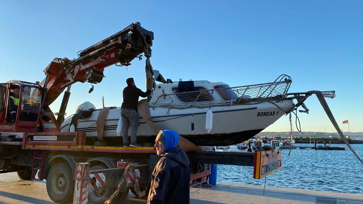 Çanakkale\'de yat limanında batan tekne denizden çıkarıldı