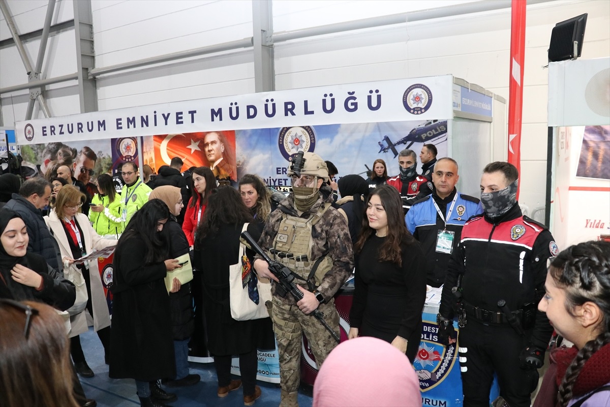 Cumhurbaşkanlığı İnsan Kaynakları Ofisi tarafından düzenlenen kariyer fuarları gençlere istihdam olanakları sunuyor
