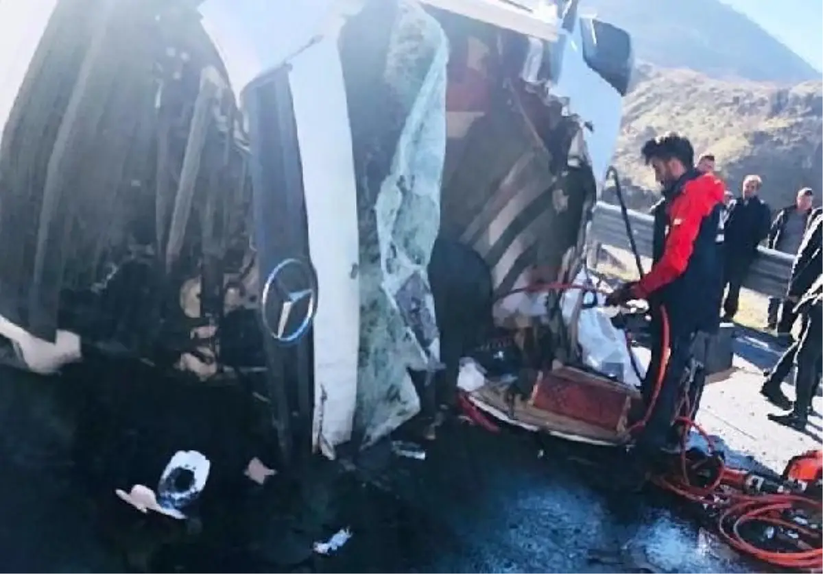 Bitlis'te TIR devrildi: Sürücü yaralandı
