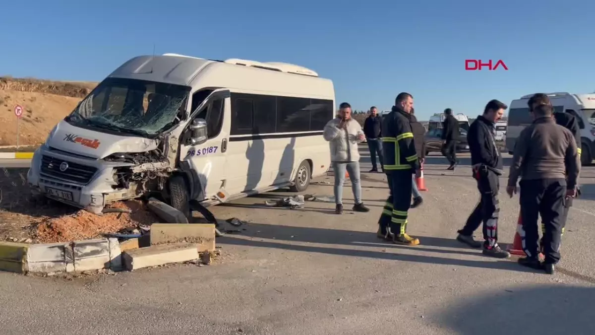 Eskişehir\'de servis minibüsleri çarpıştı: 10 yaralı