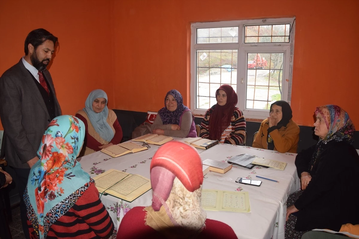 Giresun\'da Köy Yaşam Merkezinde Kadınlara Kur\'an-ı Kerim Eğitimi Veriliyor