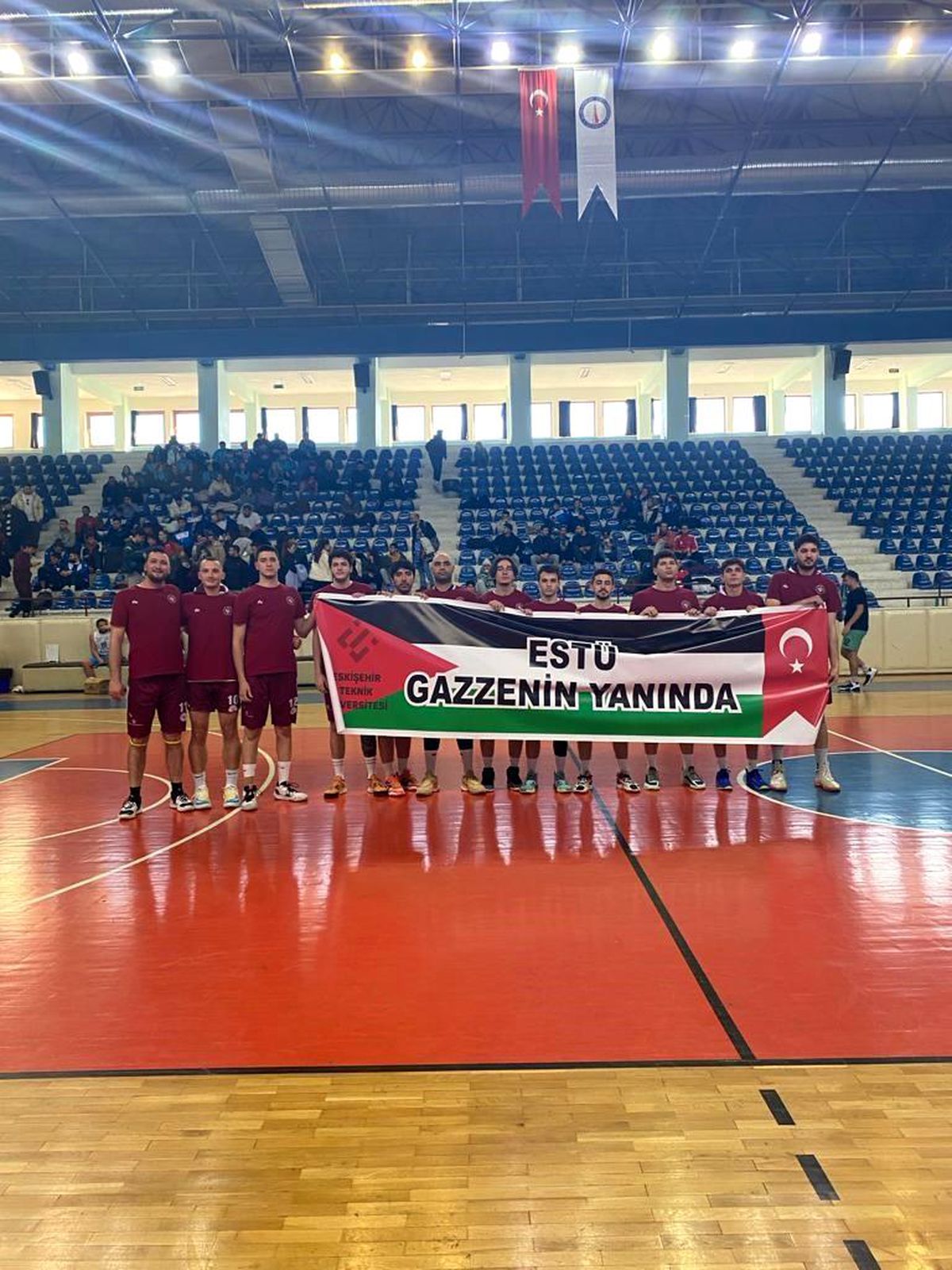 ESTÜ Basketbol Takımı Filistin\'e Destek Pankartı Açtı