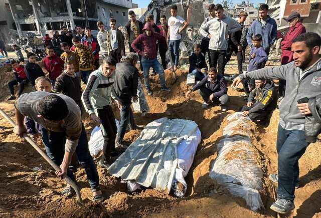 Filistin resmi haber ajansı WAFA: İsrail'in Gazze Şeridi'nin güneyindeki Refah kentine düzenlediği saldırılarda 25 Filistinli öldürüldü