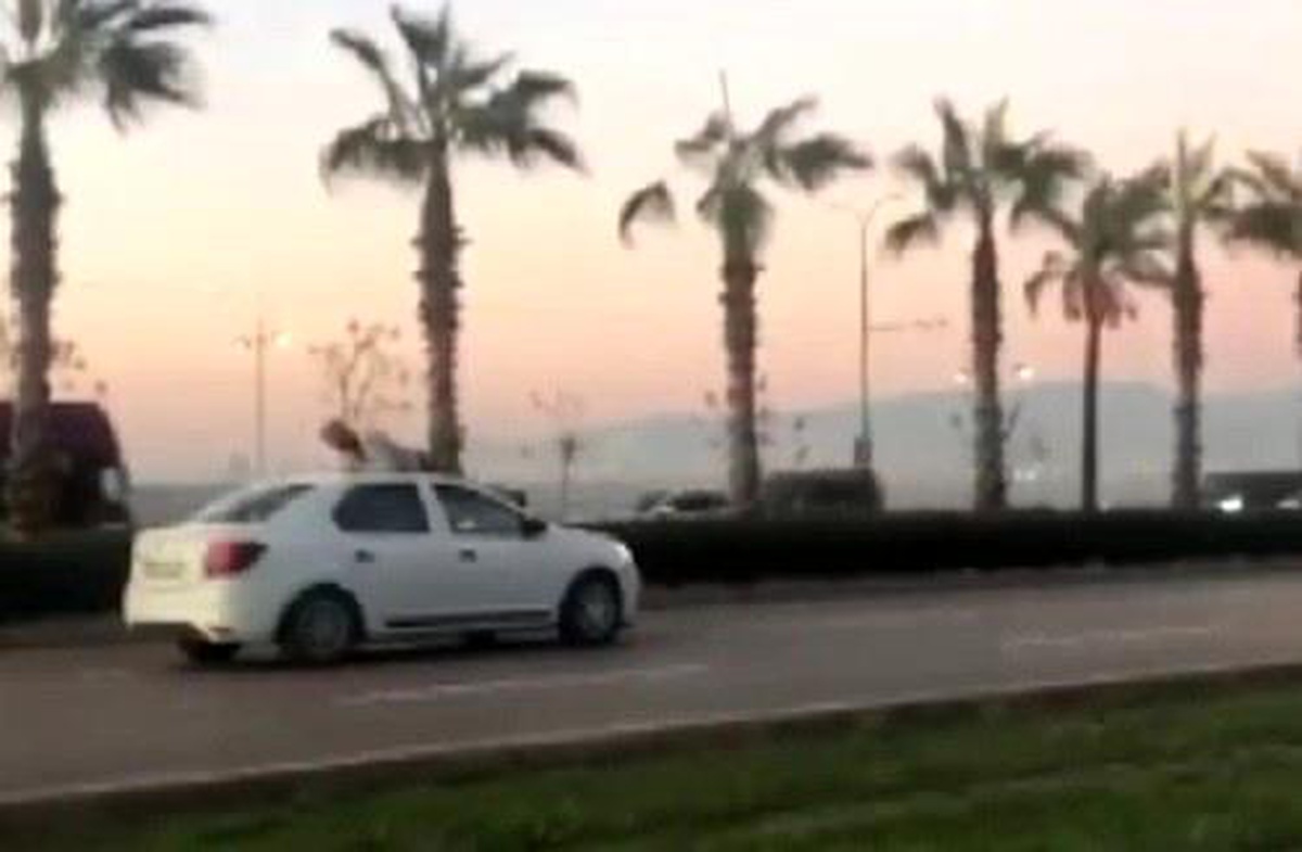 İzmir\'de sürücüsüyle tartışan adam otomobilin üzerine atladı
