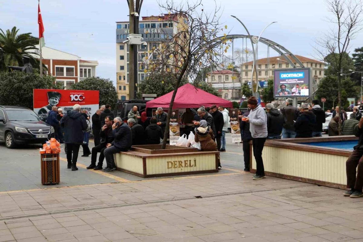 Giresun Belediyesi ve özel bir restoran işbirliğiyle Atapark\'ta karalahana çorbası ve mısır ekmeği ikram edildi