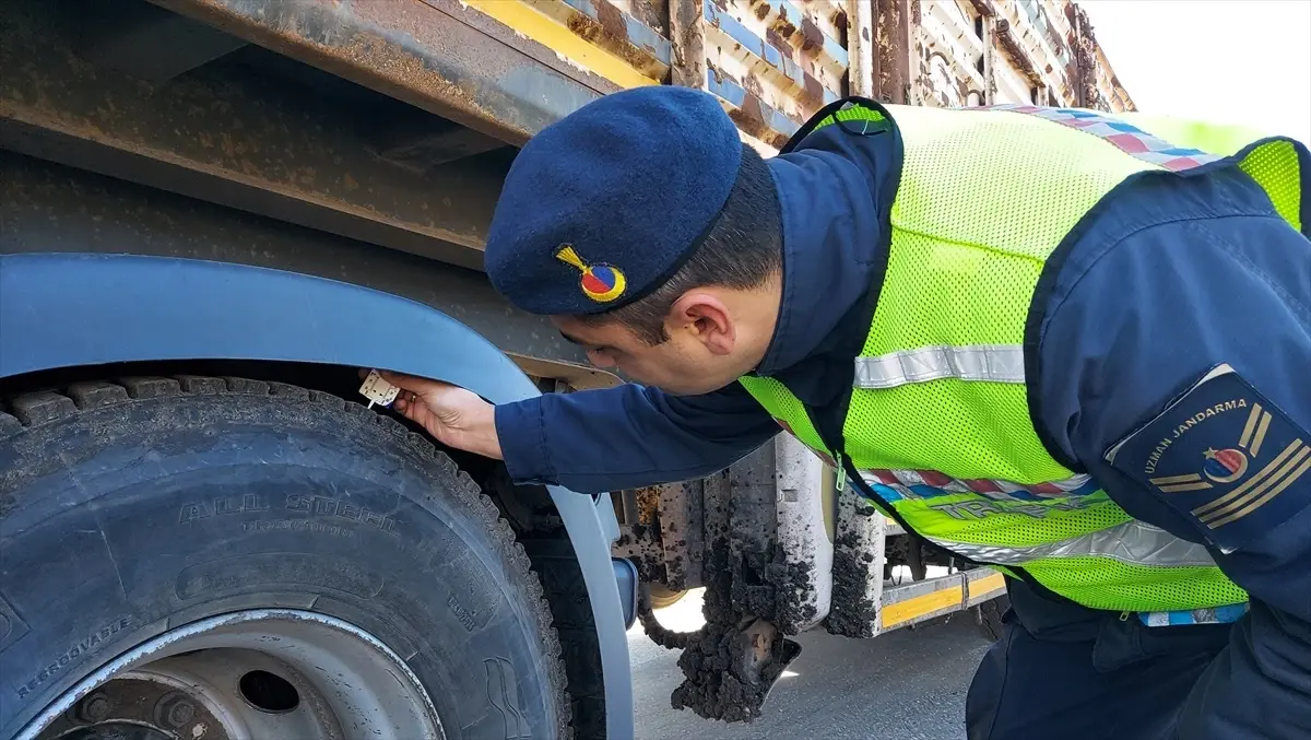 Gümüşhacıköy\'de Kış Lastiği Denetimi