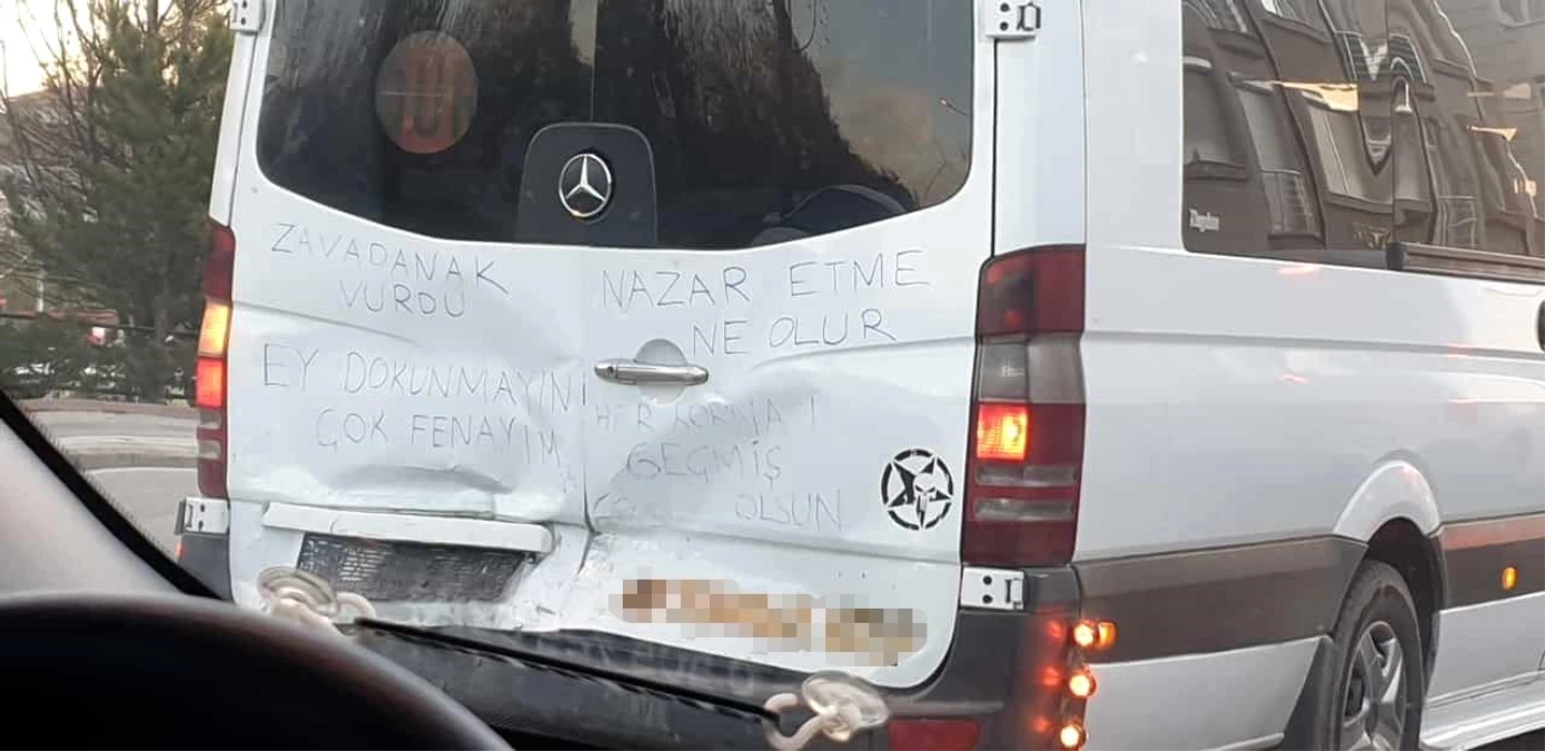 Minibüsün arkasına yazılan mesajlar dikkat çekti