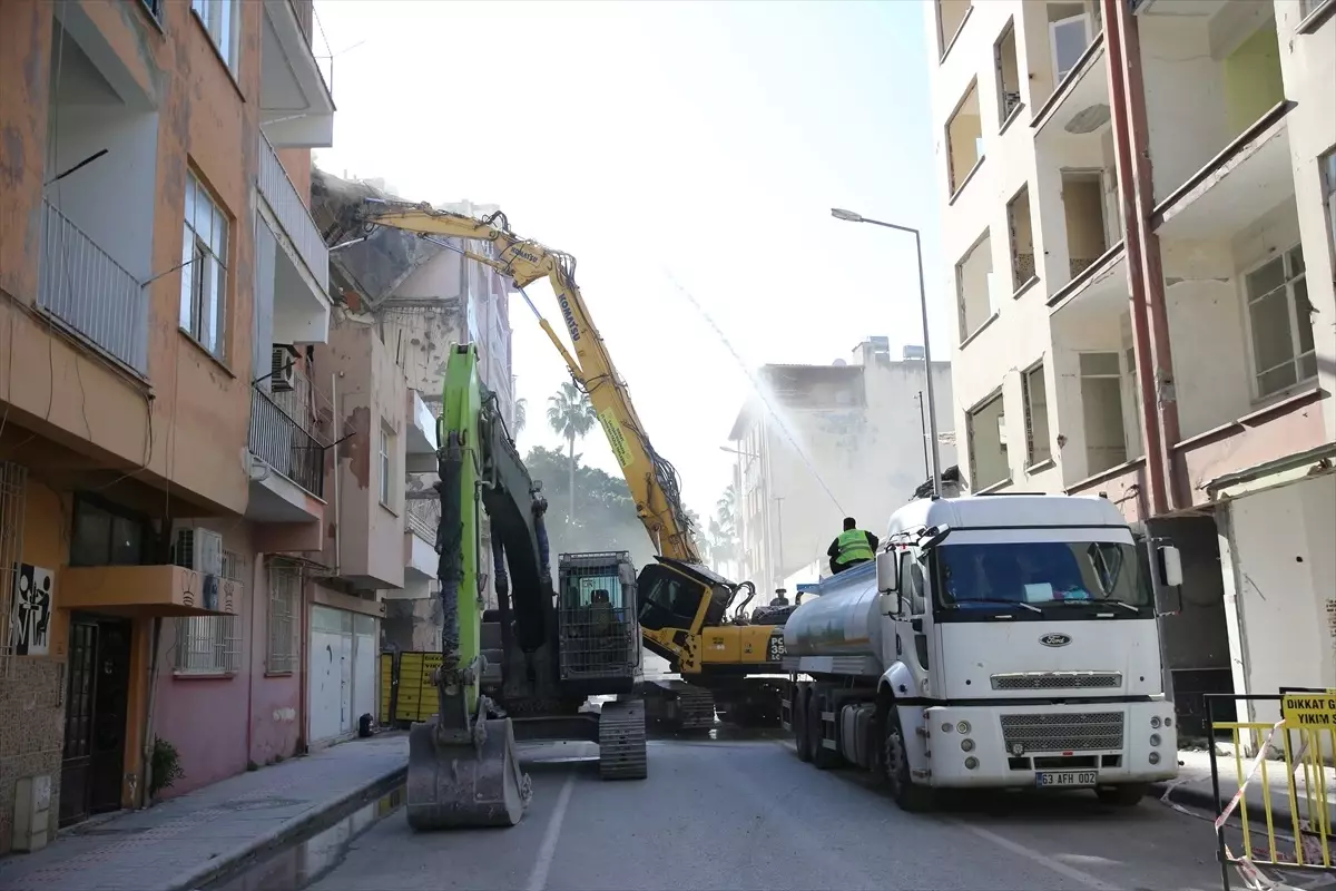 İskenderun\'da deprem hasarlı 11 bina kontrollü yıkıldı