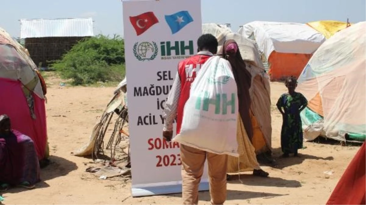 Somali\'deki sel felaketinde binlerce aileye yardım