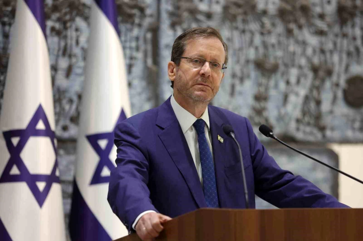 İsrail Cumhurbaşkanı Isaac Herzog, Gazze Şeridi\'ndeki esirlere değinerek, "İsrail, esirlerin serbest bırakılması için yeni bir insani araya hazır"...