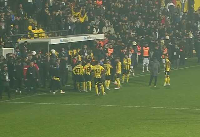 İstanbulspor Başkanı Ecmel Faik Sarıalioğlu, Trabzonspor maçında hakem kararını gerekçe göstererek takımını sahadan çekti İstanbulspor Başkanı Ecmel Faik Sarıalioğlu, Trabzonspor maçında hakem kararını gerekçe göstererek takımını sahadan çekti