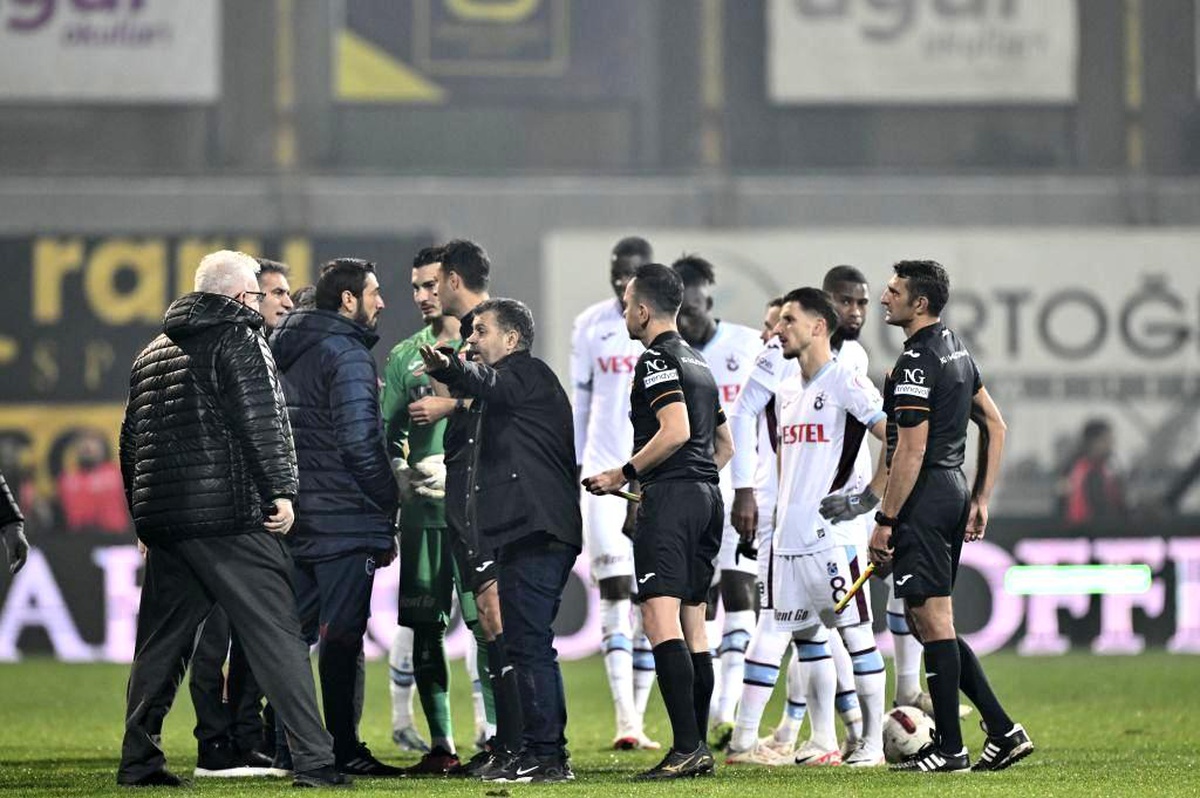 İstanbulspor Başkanı Takımı Sahadan Çekti