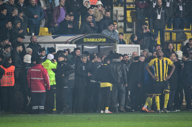 İstanbulsporlu oyuncu Simon Deli, maçın devam etmesi için başkanın ayaklarına kapandı