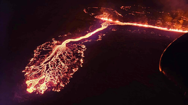 İzlanda'daki yanardağın patlama anı kamerada
