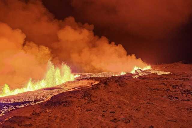 zlanda'daki yanardan patlama an kamerada