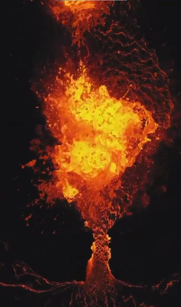 zlanda'daki yanardan patlama an kamerada