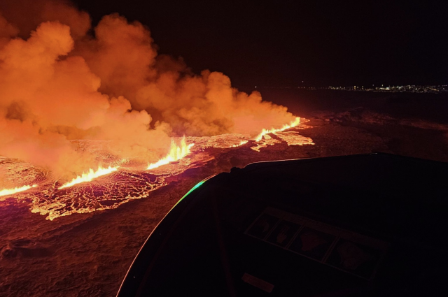 İzlanda'daki yanardağın patlama anı kamerada
