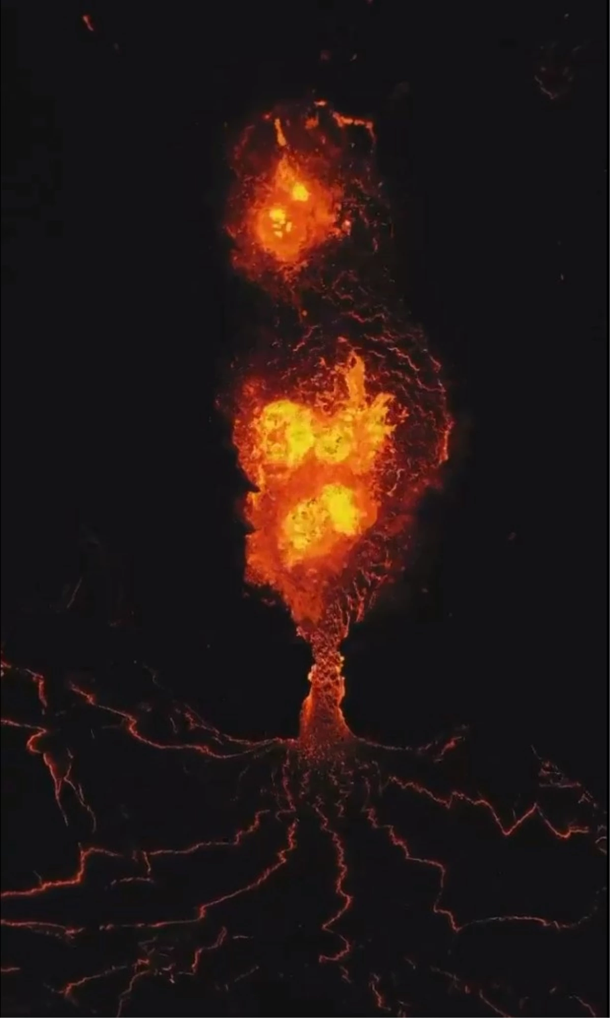 İzlanda\'daki yanardağın patlama anı kamerada