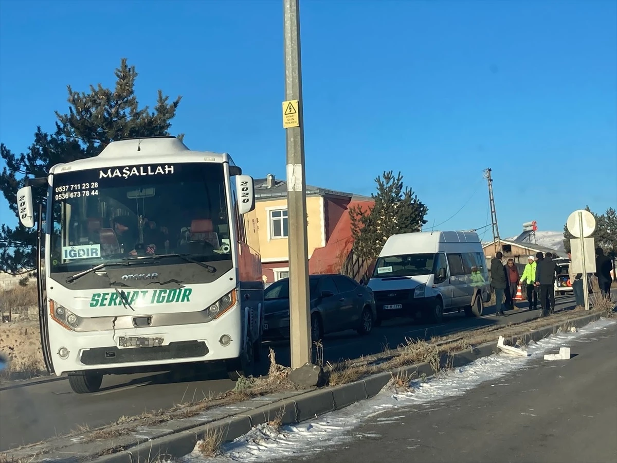 Kars\'ta yolcu midibüsünün çarptığı kadın hayatını kaybetti
