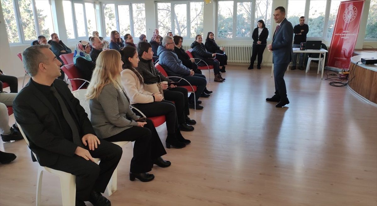Kırklareli\'nde koruyucu ailelere eğitim verildi