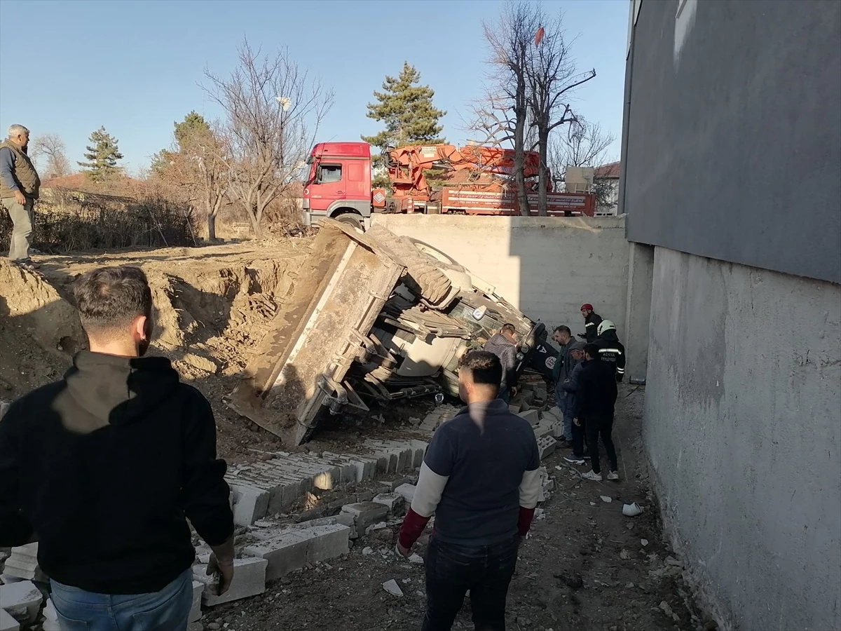 Konya\'da inşaat kazası: Kepçe operatörü hastaneye kaldırıldı