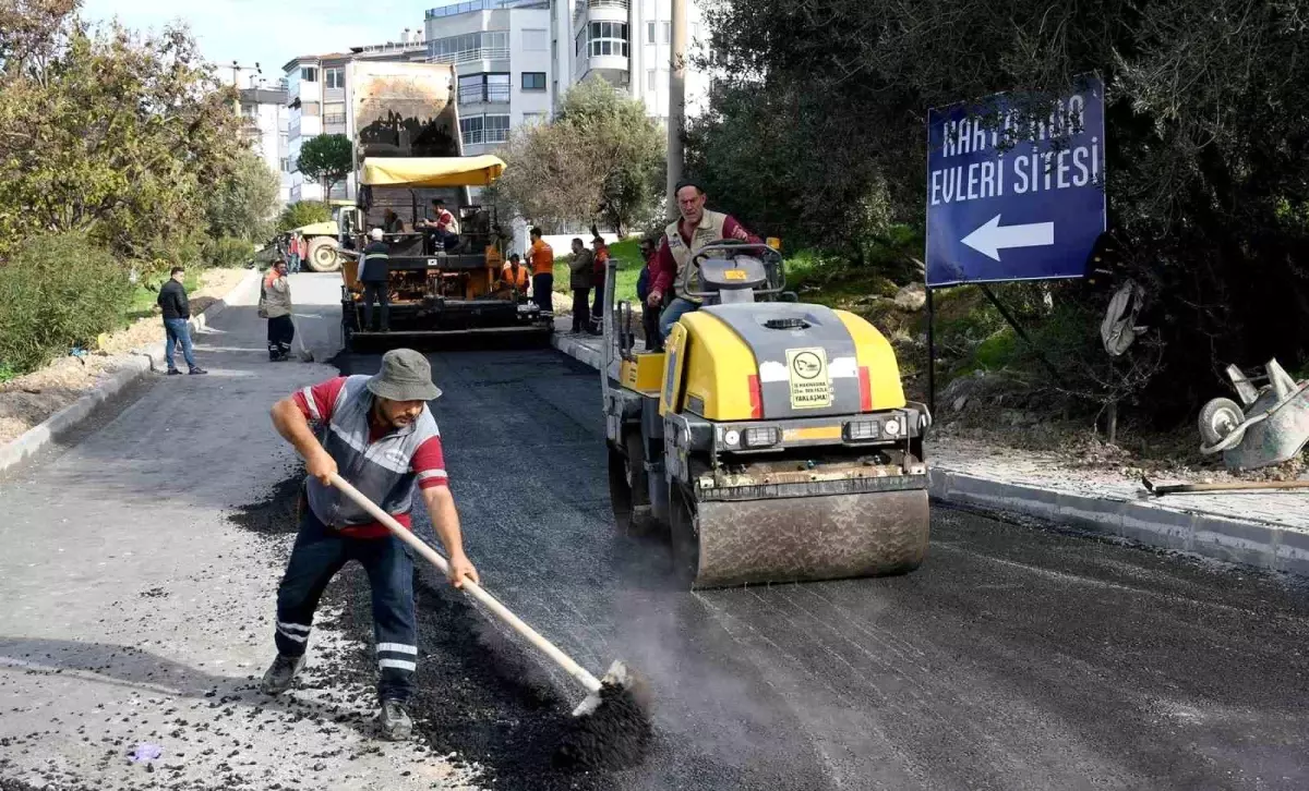 Kuşadası Belediyesi, Bayraklıdede Mahallesi\'nde yol yenileme çalışmalarına devam ediyor