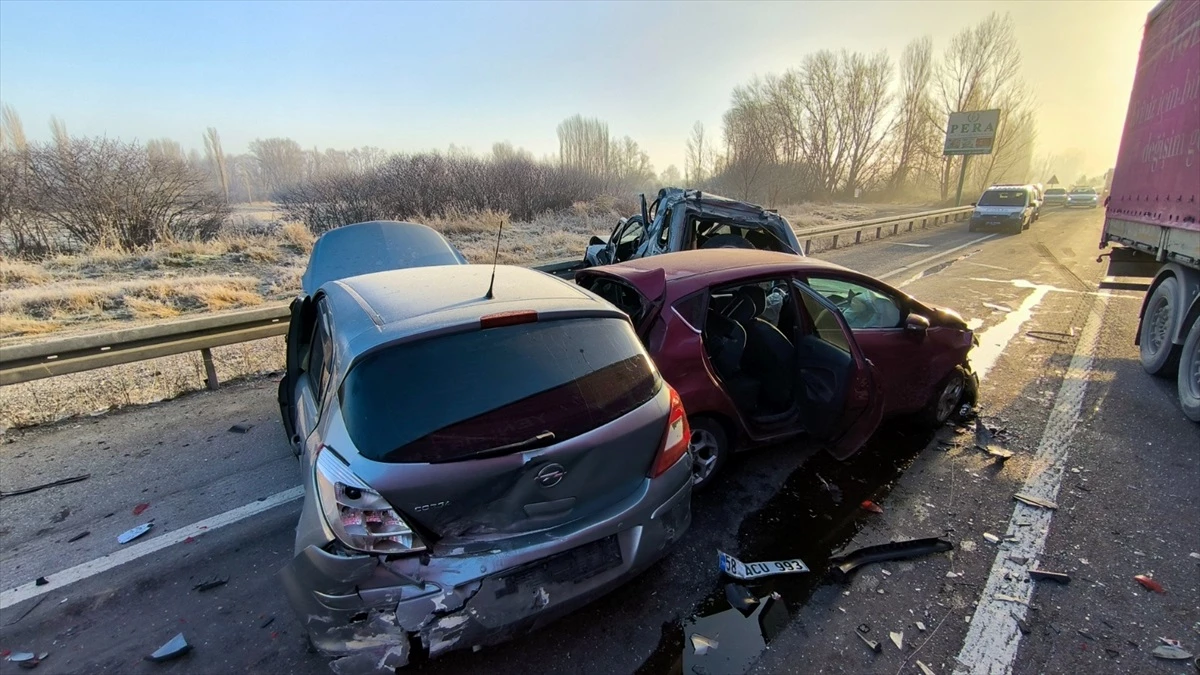 Kütahya\'da zincirleme trafik kazası: 4 yaralı