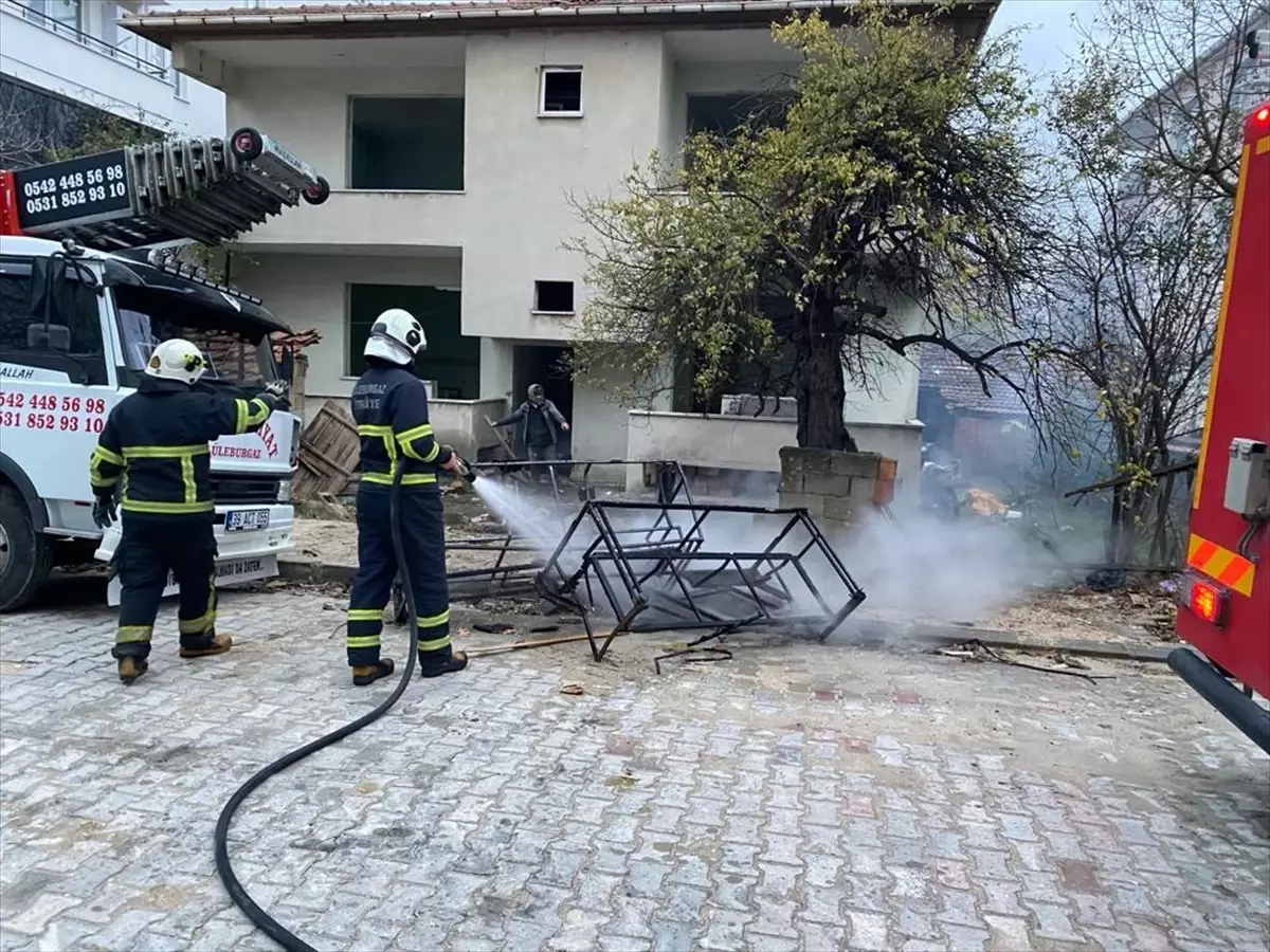 Lüleburgaz\'da metruk binada çıkan yangın söndürüldü