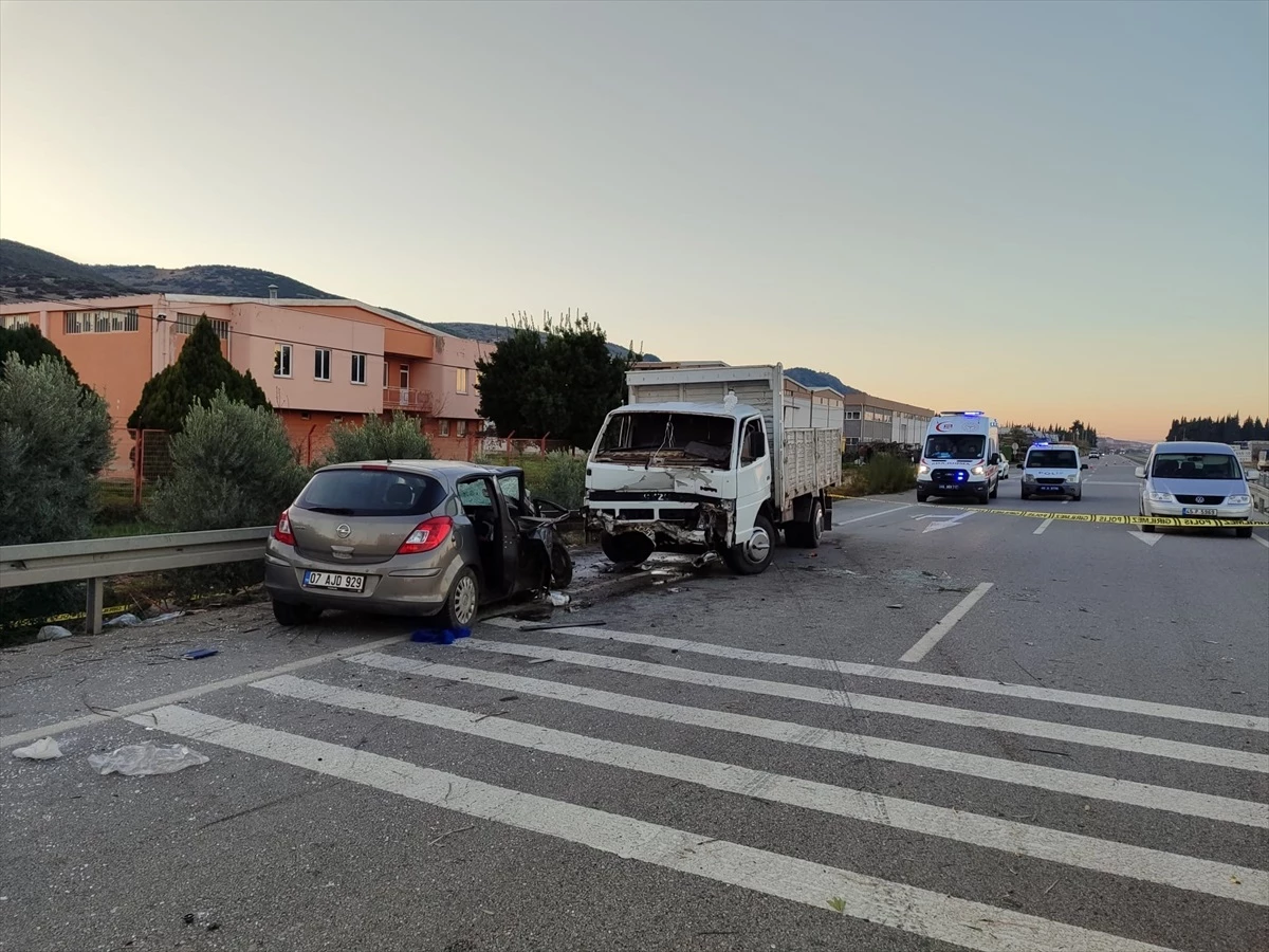 Manisa\'da otomobil-kamyonet çarpışması: 1 ölü, 3 yaralı