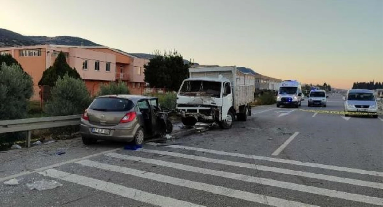 Manisa\'da refüjü aşan otomobil ile kamyonet çarpıştı: 1 ölü, 3 yaralı
