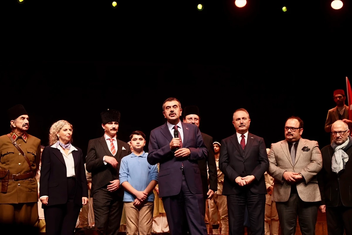 Milli Eğitim Bakanı Yusuf Tekin, \'Cumhuriyet\'e Doğru\' tiyatro oyununu izledi