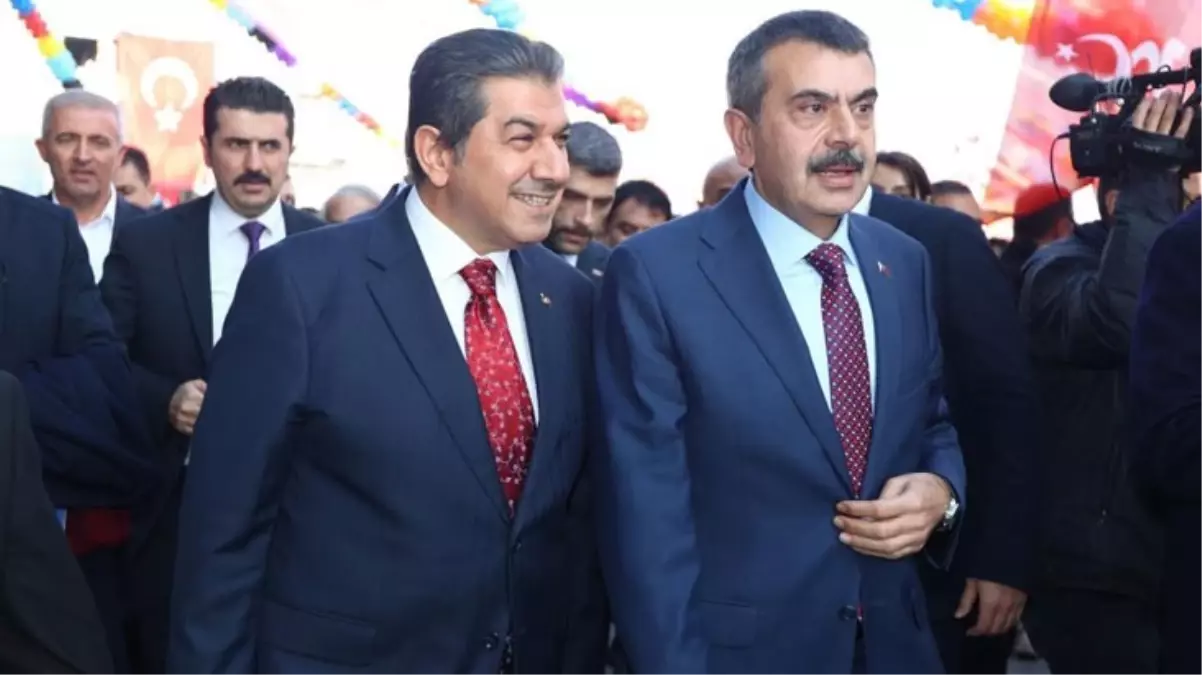 Bakan Tekin\'den Tevfik Göksu\'ya: Yanlışlıkla büyükşehir belediye başkanımız diyecektim az daha