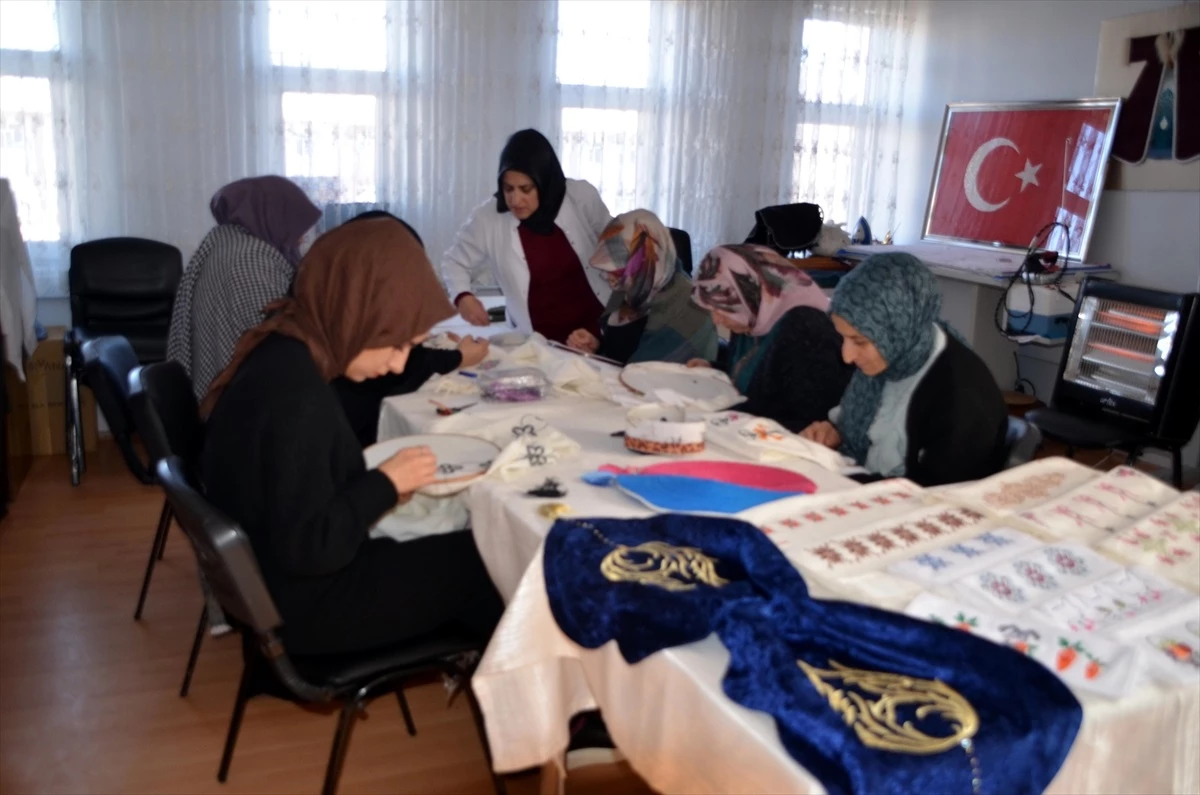 Muş\'ta ADEM Kurslarına Katılan Kadınlar Meslek Öğreniyor ve Gelir Elde Ediyor