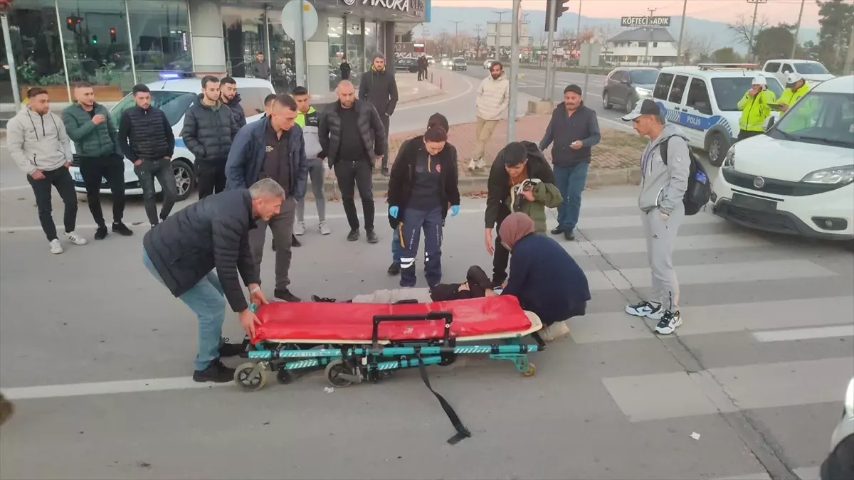 Orhangazi\'de motosiklet ile hafif ticari araç çarpıştı: 2 yaralı