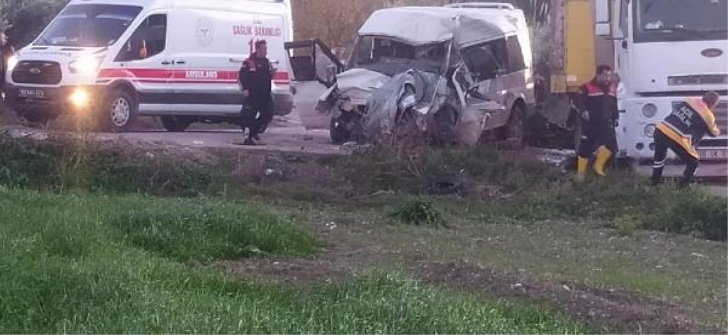 Kadirli\'de minibüs ile TIR çarpıştı: 2 ölü, 2 ağır yaralı
