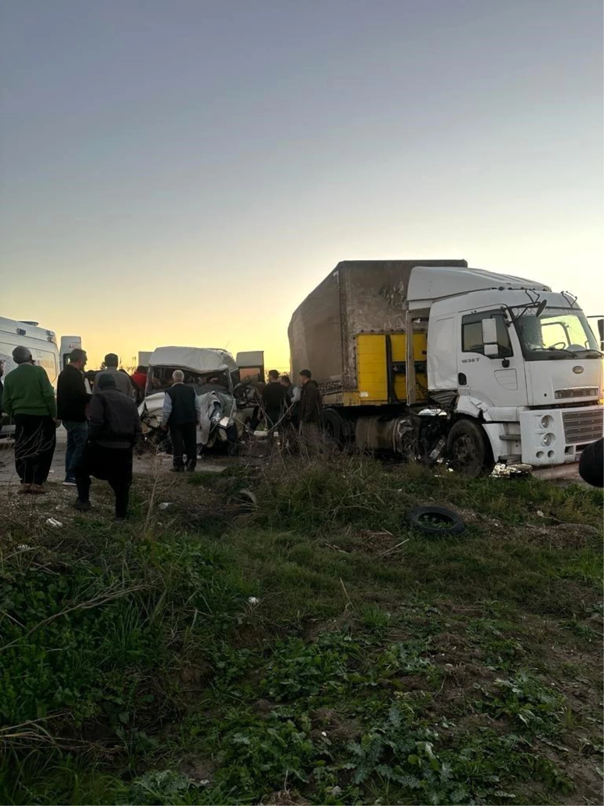 Osmaniye\'de tır ile minibüs çarpıştı: 2 ölü, 2 ağır yaralı