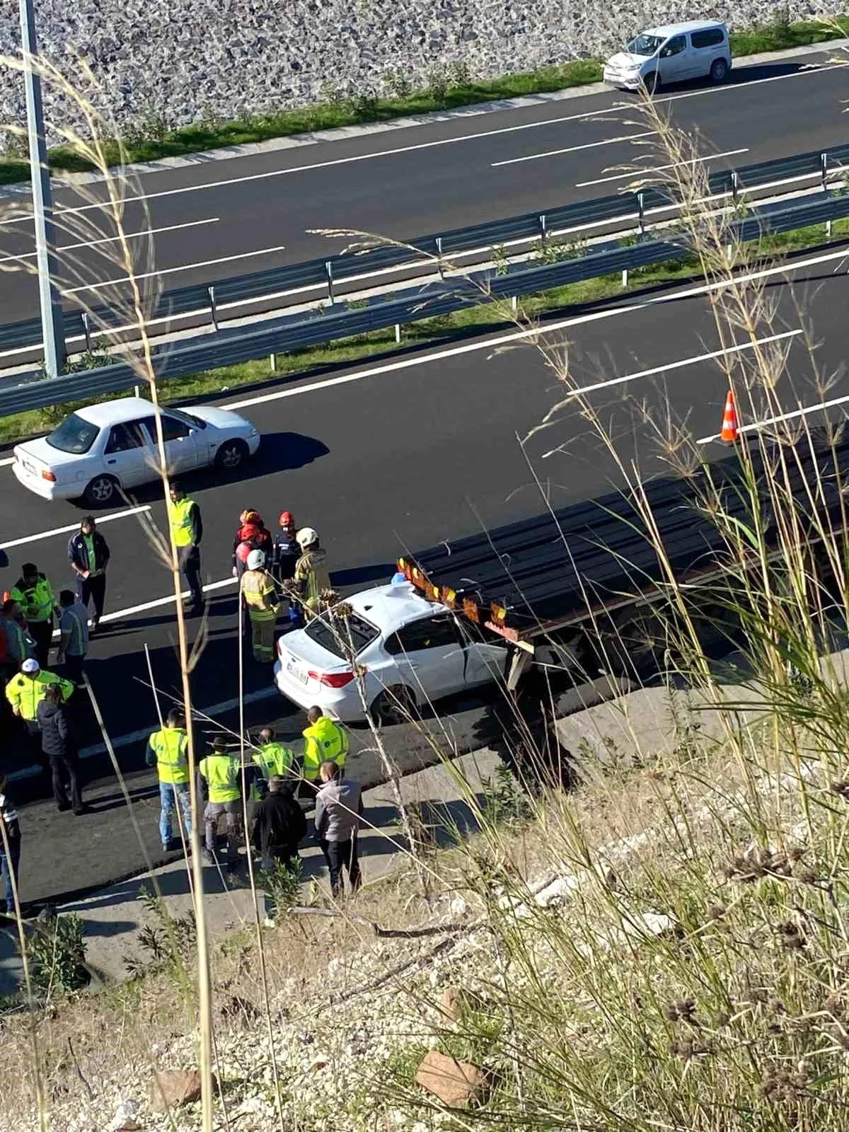 İzmir\'de otomobil tıra çarptı: 1 ölü