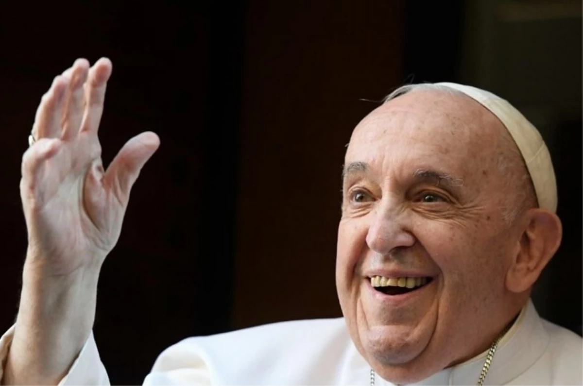 Papa Francis, rahiplerin eşcinsel çiftleri kutsamalarına izin veren kararı resmen onayladı