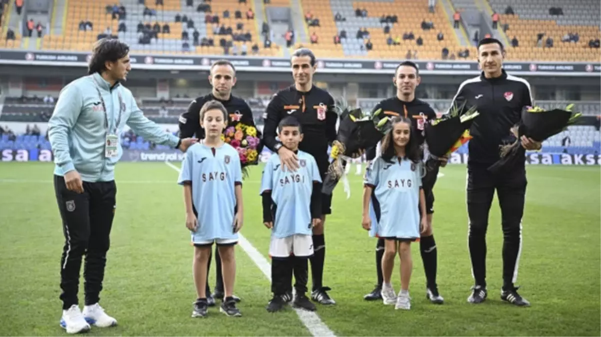 Sahalarda görmek istediğimiz hareketler bunlar! Süper Lig hakemlerine çiçek verildi