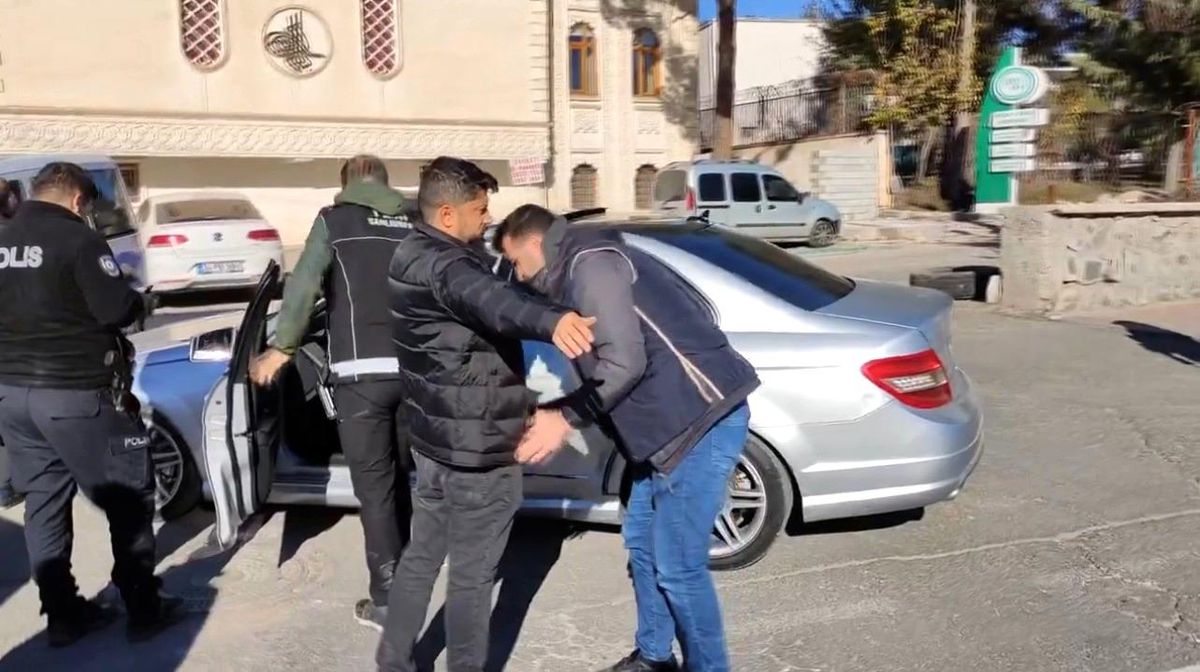 Şanlıurfa\'da gerçekleştirilen güvenli şehir uygulamasında 7 şüpheli yakalandı