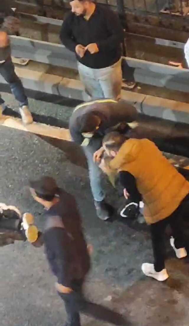 Taksim'de Genç Üst Geçitten Atlayarak Ağır Yaralandı Taksim'de Genç Üst Geçitten Atlayarak Ağır Yaralandı