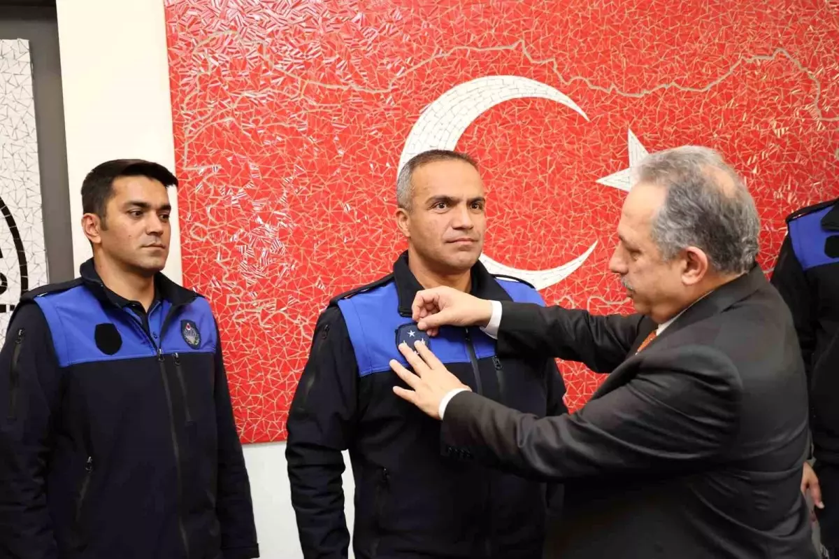 Talas Belediye Başkanı Mustafa Yalçın, zabıta personellerine rozet taktı