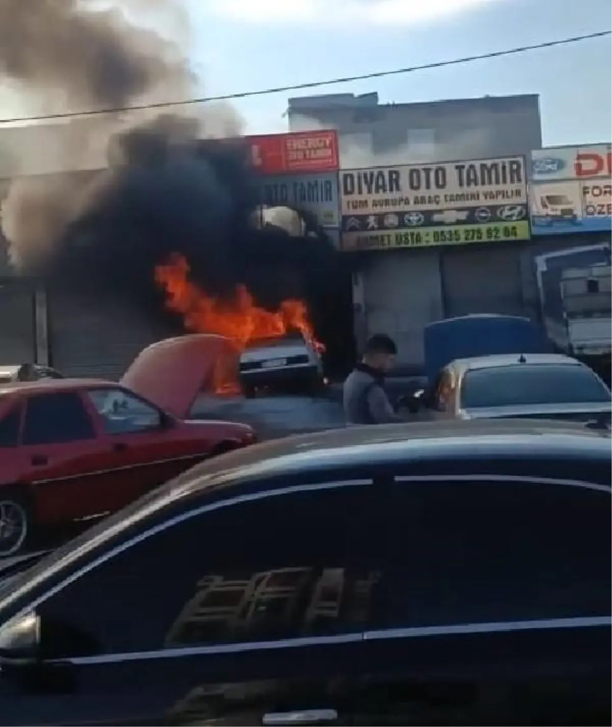 Diyarbakır\'da tamir için bırakılan otomobil alev aldı