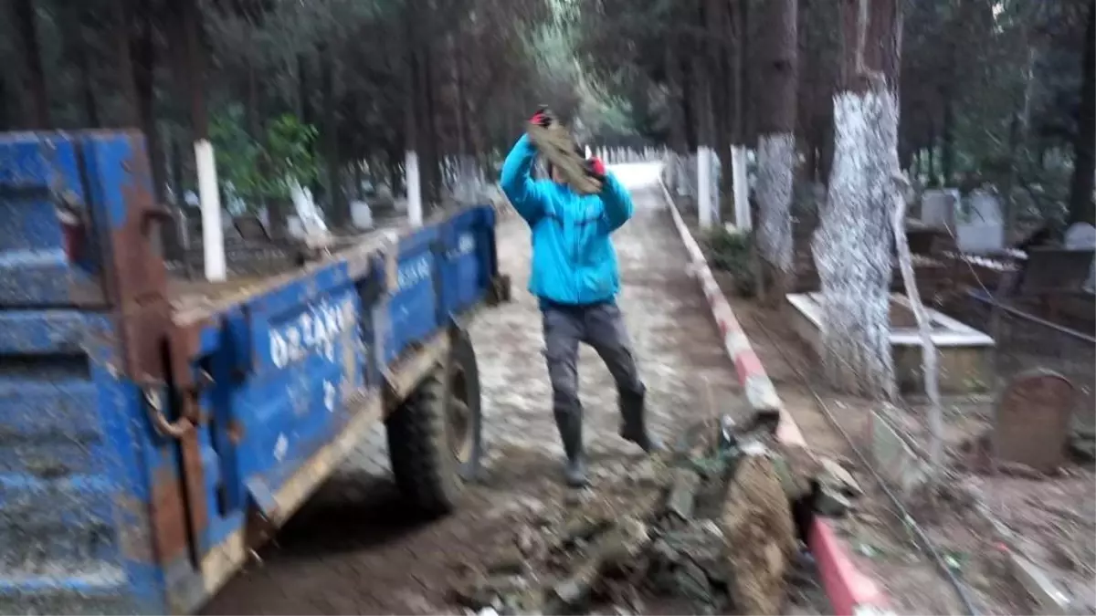 Manisa Büyükşehir Belediyesi Turgutlu Eski Mezarlığında çalışma yapıyor