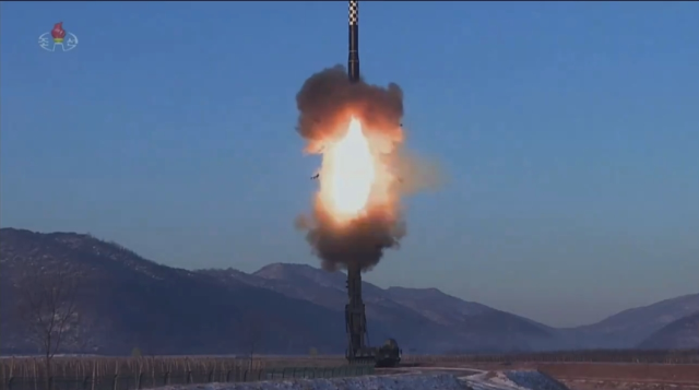 Ülkenin en güçlü silahı! Balistik füze testini izleyen Kim-Jong-un, ABD'yi açık açık tehdit etti