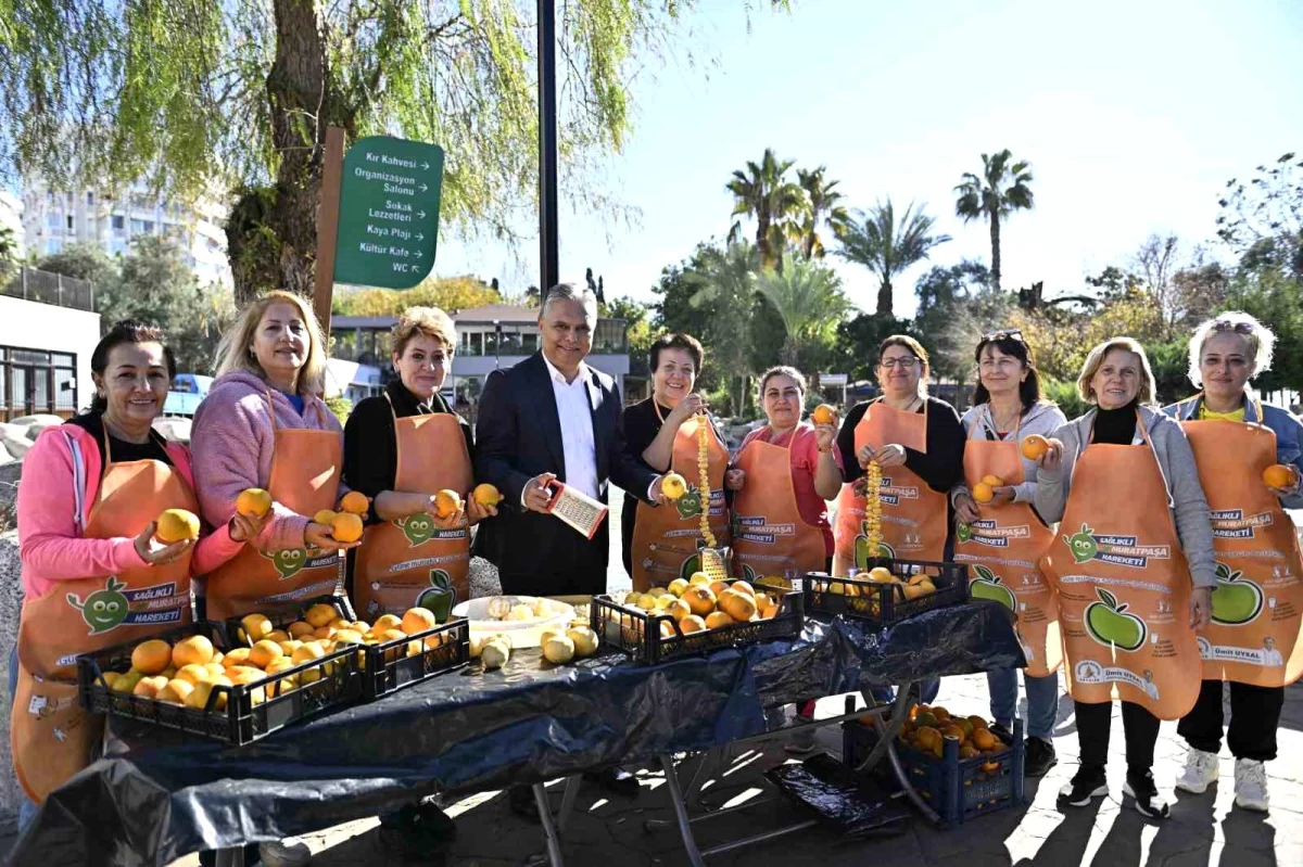 Muratpaşa Belediye Başkanı Ümit Uysal, depremzede kadınlarla turunç reçeli hazırladı
